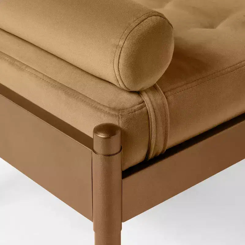 Panca trapuntata in velluto beige, telaio in ottone anticato, 1 posto