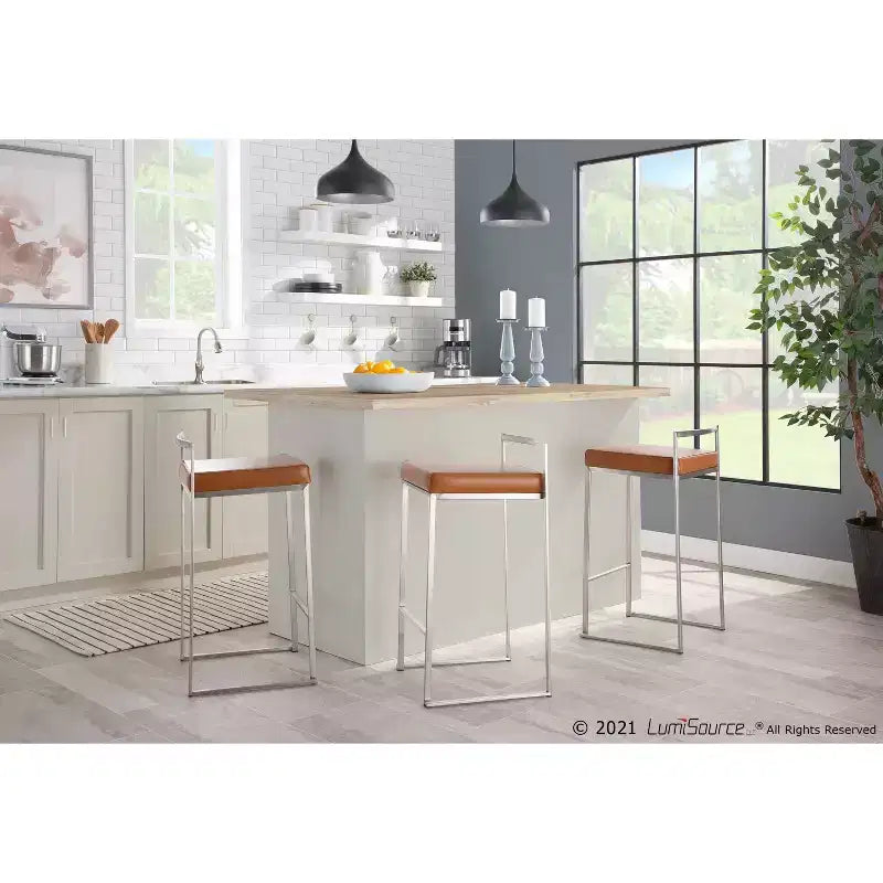 Sgabelli impilabili altezza bancone, finta pelle e acciaio, set da 2 – Cammello / Oro / Bianco