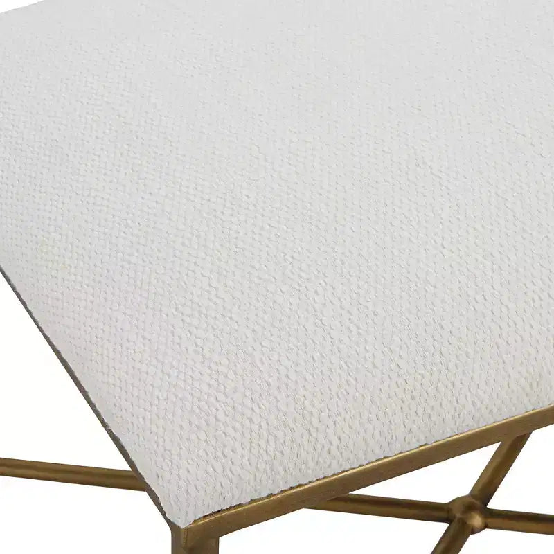 Panca di design a 1 posto con struttura in ferro oro anticato, stile incrociato a X, e rivestimento in tessuto poliestere bianco